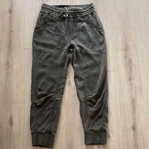 Elastic waistband jogger